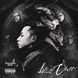 美女把衣服脱干净,让男人吃她的奶头
