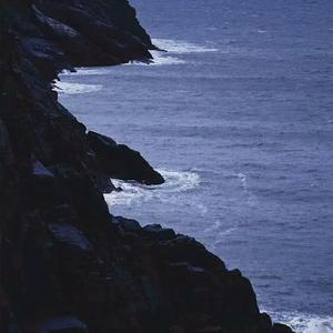 美女把衣服脱干净,让男人吃她的奶头
