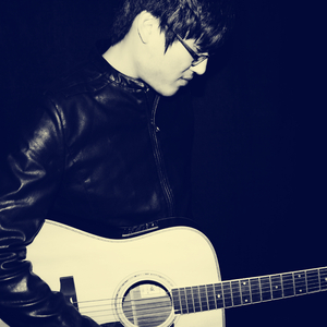 美女把衣服脱干净,让男人吃她的奶头
