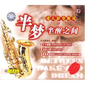 美女把衣服脱干净,让男人吃她的奶头
